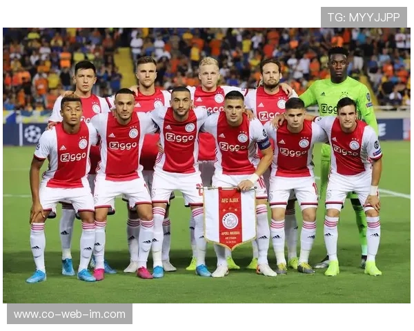 退役球星激情对决 六人制足球赛再掀竞技风潮